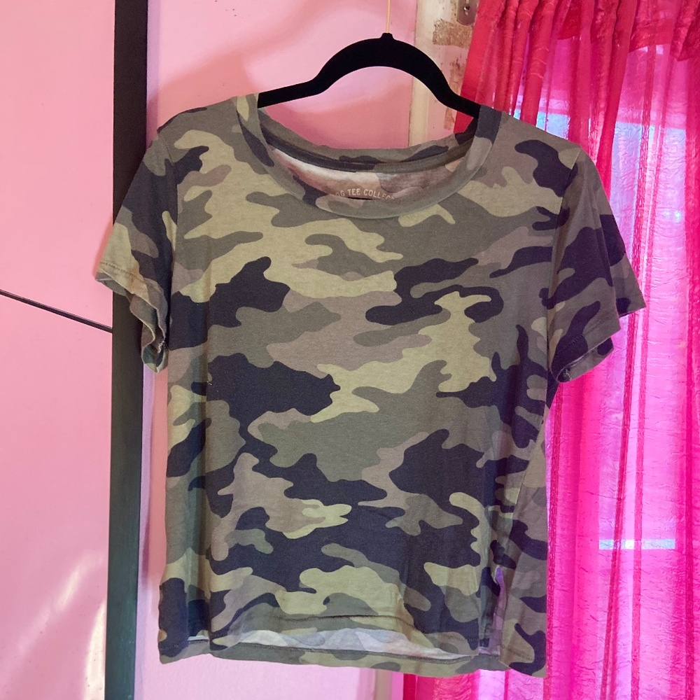 American Eagle Camouflage Cropped Crew Neck T Shirt Short Sleeve Women’s Medium